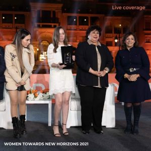 بالصور.. ماري لويس بشارة تستعرض قصة نجاحها الملهمة في منتدي الخمسين 3 FB IMG 1638377124725