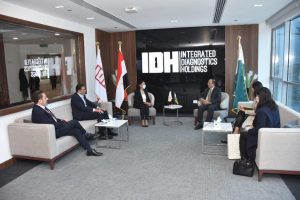 بالصور.. سفير باكستان في مصر يجري زيارة لشركة التشخيص المتكاملة القابضة «IDH» لبحث سبل تعاونها مع الشركات الباكستانية 2 IMG 20220123 WA0037