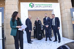 بالصور.. بنك التعمير والإسكان يحتفل بتسليم الفائز الرابع سيارة مرسيدس A180 في السحب على حسابات التوفير 2 IMG 20220223 WA0023