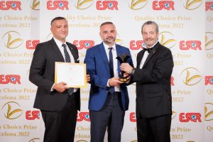 بالصور.. مجموعة حسن رشدان للعمارة تحصل على جائزة التميز من الجمعية الأوروبية لأبحاث الجودة "ESQR" في احتفالية عالمية ببرشلونة 2 IMG 20220706 WA00411