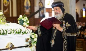 بالصور.. حسن عبد الله محافظ البنك المركزي يشارك في جنازة الدكتور رءوف غبور 7 FB IMG 1668277037735
