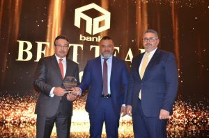 بالصور.. بنك التعمير والإسكان يكرم قطاعي الشركات والقروض المشتركة والمشروعات الصغيرة والمتوسطة عن انجازاتهما لعام 2022 2 IMG 20230222 WA0108