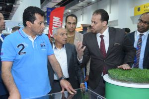 بالصور : وزير الشباب والرياضة يتفقد جناح سكور جراس للنجيل الصناعي بمعرض سبورتس إكسبو ٢٠٢٣ 2 IMG 20230225 WA0015