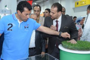 بالصور : وزير الشباب والرياضة يتفقد جناح سكور جراس للنجيل الصناعي بمعرض سبورتس إكسبو ٢٠٢٣ 1 IMG 20230225 WA0017