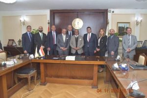 بالصور.. توقيع بروتوكول تعاون بين وزارة التموين والتجارة الداخلية والبنك التجاري الدولي وشركة فيزا العالمية لإصدار "بطاقة السجل التجاري الرقمية" لأول مرة 1 FB IMG 1681322956181 1