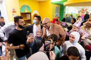 بالصور.. رويال للتطوير العقاري تحتفل مع أطفال مستشفى " ٥٧٣٥٧ " بعيد الفطر المبارك بمشاركة النجم بيومي فؤاد 2 IMG 20230426 WA0024