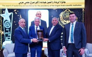 بالصور.. الدكتور إسماعيل عبد الغفار يتسلم جائزة الريادة لأكبر صرح علمي عربي 4 FB IMG 1684108395545 1