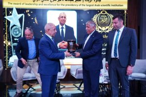 بالصور.. الدكتور إسماعيل عبد الغفار يتسلم جائزة الريادة لأكبر صرح علمي عربي 3 FB IMG 1684108404357