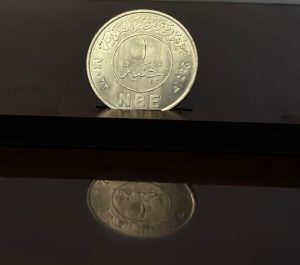 البنك الأهلي المصري يصدر طابع بريد وعملة تذكارية تحملان اسم وشعار البنك 1 العملة التذكارية فئة الجنيه