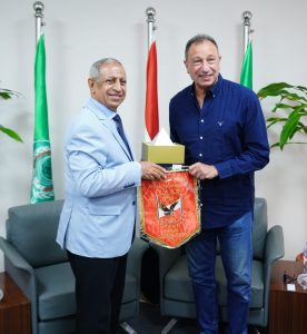 بالصور.. الكابتن محمود الخطيب رئيس النادي الأهلي يزور فرع الأكاديمية العربية بمدينة العلمين الجديدة 1 IMG 20230810 WA0087