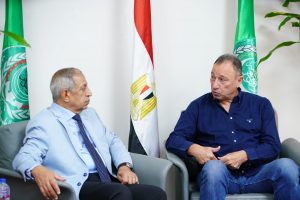 الدكتور إسماعيل عبد الغفار و الكابتن محمود الخطيب يبحثان التعاون المشترك و يتبادلان الهدايا التذكارية 2 IMG 20230810 WA0092 1