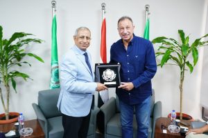 بالصور.. الكابتن محمود الخطيب رئيس النادي الأهلي يزور فرع الأكاديمية العربية بمدينة العلمين الجديدة 3 IMG 20230810 WA0094