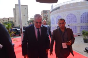 بالصور.. د. أيمن عاشور وزير التعليم العالى يدلى بصوته فى الانتخابات الرئاسية بالتجمع الخامس 2 IMG 20231210 WA0081 1