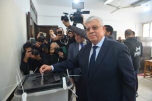 بالصور.. د. أيمن عاشور وزير التعليم العالى يدلى بصوته فى الانتخابات الرئاسية بالتجمع الخامس 1 IMG 20231210 WA0083 1