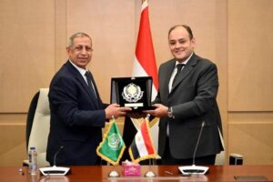 بالصور.. الدكتور إسماعيل عبد الغفار يكشف تفاصيل تعاون الأكاديمية العربية للعلوم والتكنولوجيا والنقل البحرى مع وزارة التجارة والصناعة 4 FB IMG 1705862530182
