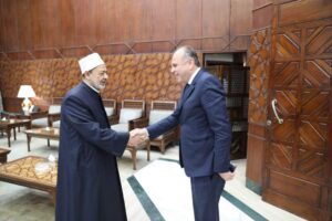 بالصور.. شيخ الأزهر يستقبل عمرو الفقي الرئيس التنفيذي للشركة المتحدة 1 FB IMG 1709809981790