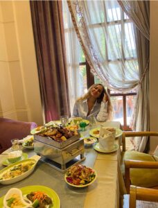 بالصور.. المصممة العالمية نجوي زهران تتحدث عن عشقها للأزياء و المكياج 5 IMG 20240429 WA0005