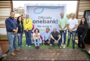 بالصور.. الأتربي و عبد الوهاب و البحيري يشهدون احتفال فريق "وان بنك onebank" بالحصول علي موافقة البنك المركزي كأول بنك رقمي في مصر 4 FB IMG 1714685949533