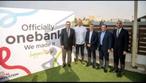 بالصور.. الأتربي و عبد الوهاب و البحيري يشهدون احتفال فريق "وان بنك onebank" بالحصول علي موافقة البنك المركزي كأول بنك رقمي في مصر 5 FB IMG 1714685957811
