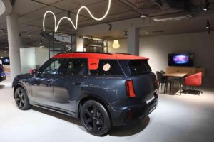 بالصور.. "جلوبال أوتو" تعيد افتتاح صالة عرض BMW وMINI بالطريق الصحراوي في منطقة أبو رواش 2 IMG 20240501 WA0115