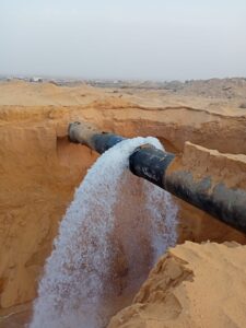 بالصور.. إعادة ضخ المياه لسكان مدينة نيو هليوبوليس بعد إصلاح كسر الخط الرئيسى 3 IMG 20240527 WA0073 1