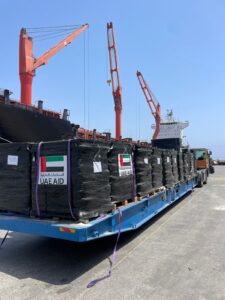 بالصور.. سفينة إماراتية جديدة تحمل 1166 طن مساعدات إلى أهالي غزة 2 IMG 20240601 WA0105