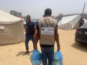 بالصور.. سفينة إماراتية جديدة تحمل 1166 طن مساعدات إلى أهالي غزة 1 IMG 20240601 WA0107